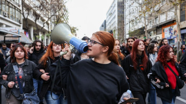 Atina’da üniversite öğrencileri özel üniversitelere karşı sokakta…