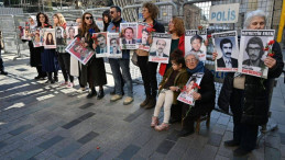 Cumartesi Anneleri, Galatasaray Meydanı’na 29 yıl önce kaybolan Murat Yıldız için karanfil bıraktı…