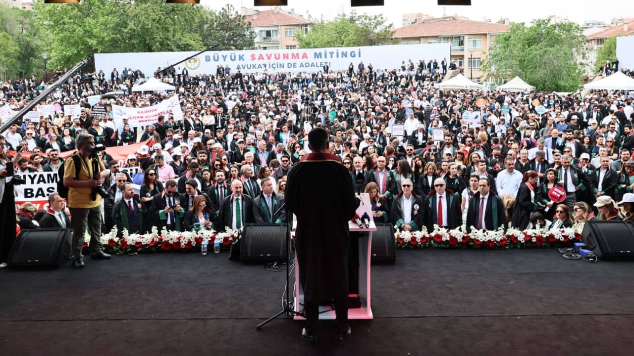 avukatlardan-buyuk-savunma-mitingi-anayasasizlasmaya-dogru-yol-aliniyor-1