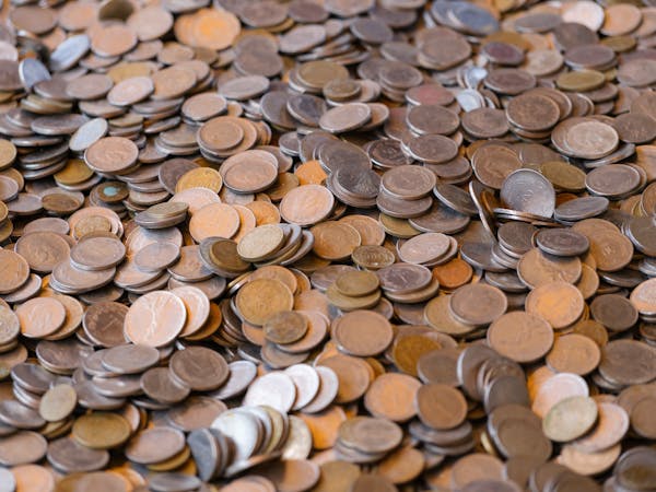 free-photo-of-zenginligi-ve-finansi-tasvir-eden-madeni-paralarin-bollugu