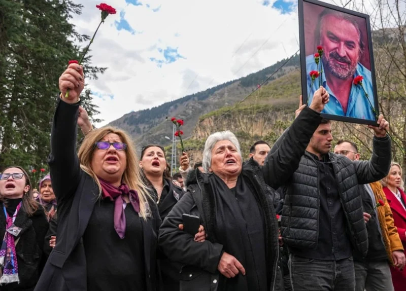 Karadeniz’in güçlü sesi Volkan Konak mezarı başında anıldı